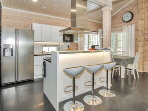 Køleskab, mikrobølgeovn, opvaskemaskine, køkkentøj/tallerkener/redskaber