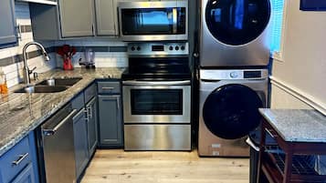 Frigorífic, microones, rentaplats i cafetera i tetera