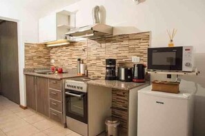 Frigorifero, microonde, forno, piano cottura