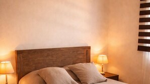 Room - Charming village house (Santa Maria Figaniella)