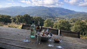 Outdoor dining - Charming village house (Santa Maria Figaniella)