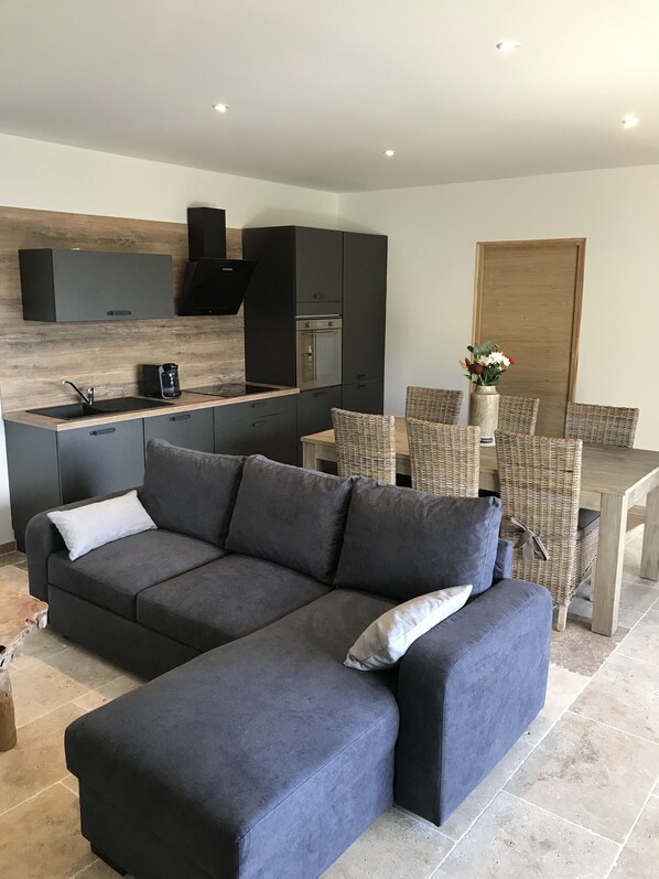 Télévision à écran plat, cheminée