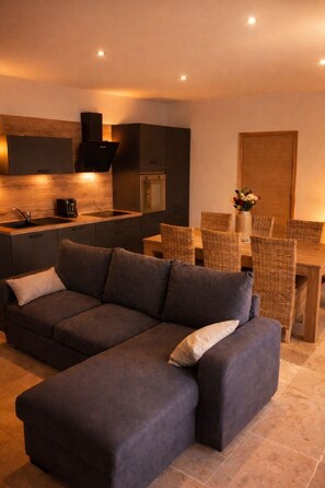 Flatskjerm-TV og peis