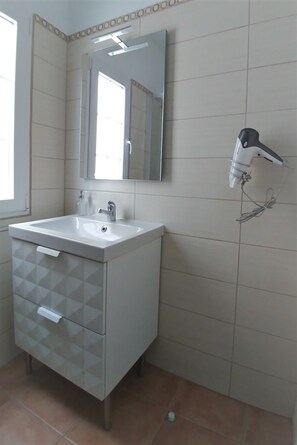 Dusche, Haartrockner, Handtücher, Seife