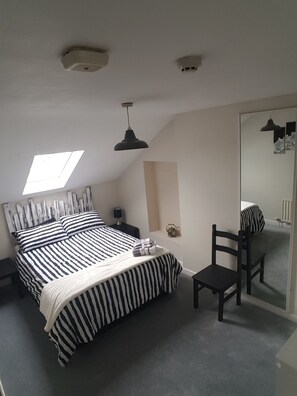 3 bedrooms, in-room safe, iron/ironing board, WiFi - The Tramway House (Carrickfergus)