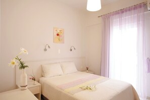 2 bedrooms, travel cot, free WiFi, bed sheets