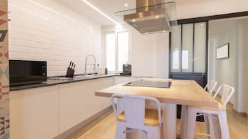 Refrigerador, microondas, placa de cocina, lavavajillas