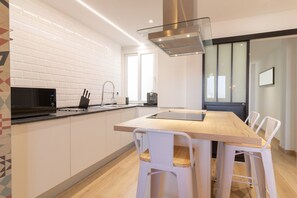 Kühlschrank, Mikrowelle, Herdplatte, Geschirrspüler
