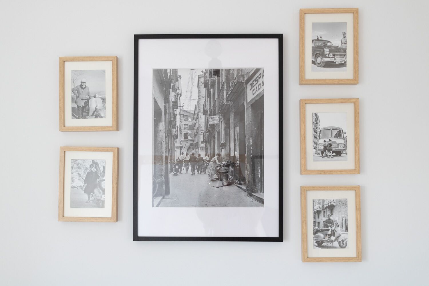Fotografía enmarco de una calle con edificios y gente.