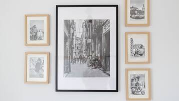 Fotografía enmarco de una calle con edificios y gente.
