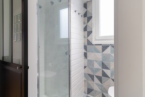 Douche, sĂšche-cheveux, serviettes fournies, savon