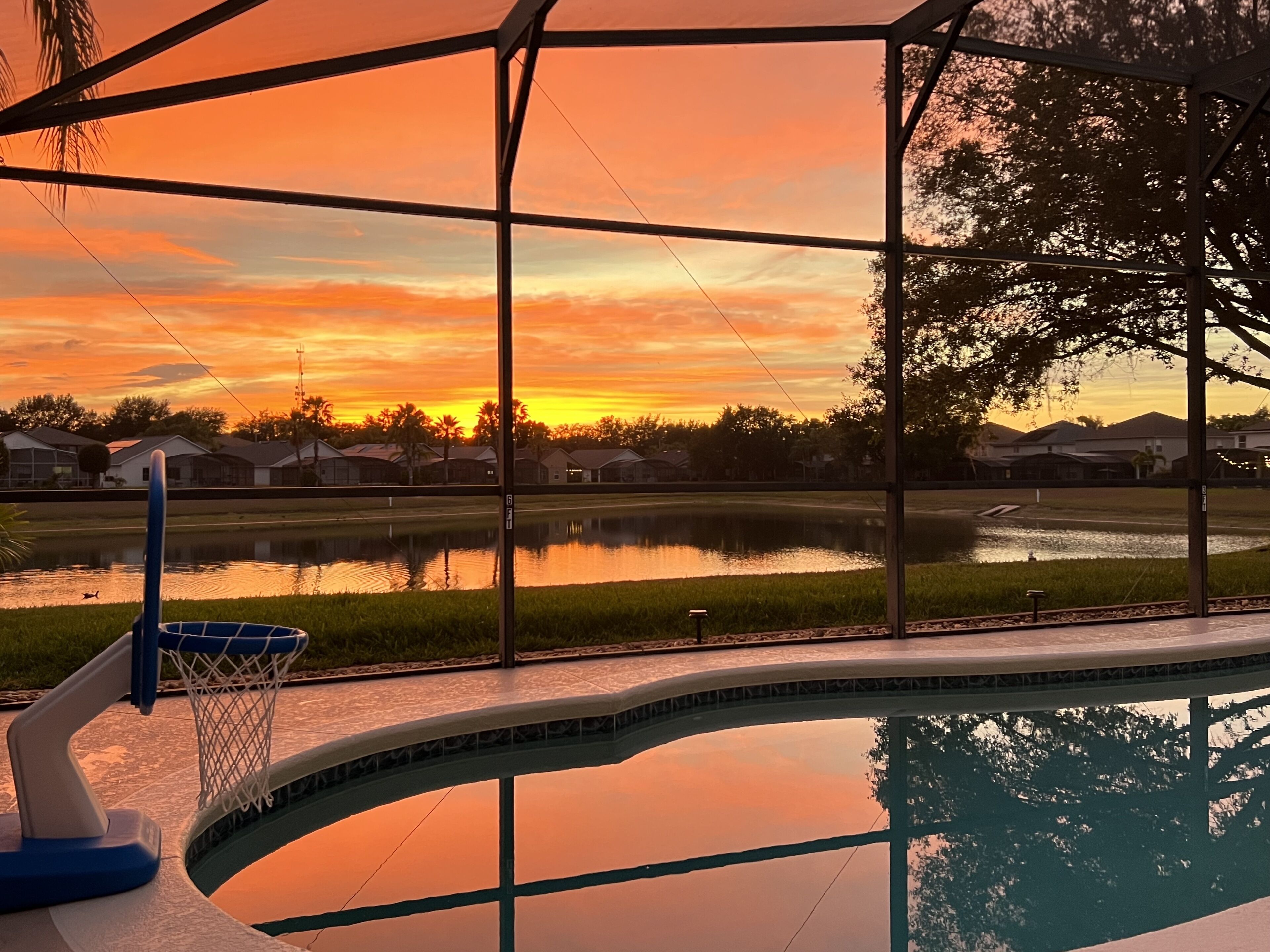Stunning 4 Bed Orlando Villa,  S/W  Facing Pool With Lake View Near Disney