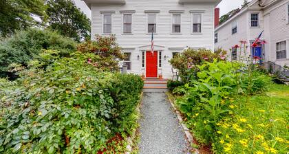 Comfy Downtown Getaway w/ Full Kitchen - Close to the Beach