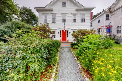 Comfy Downtown Getaway w/ Full Kitchen - Close to the Beach