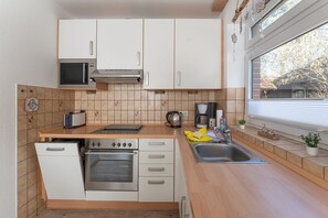 Jääkaappi, mikroaaltouuni, uuni, astianpesukone