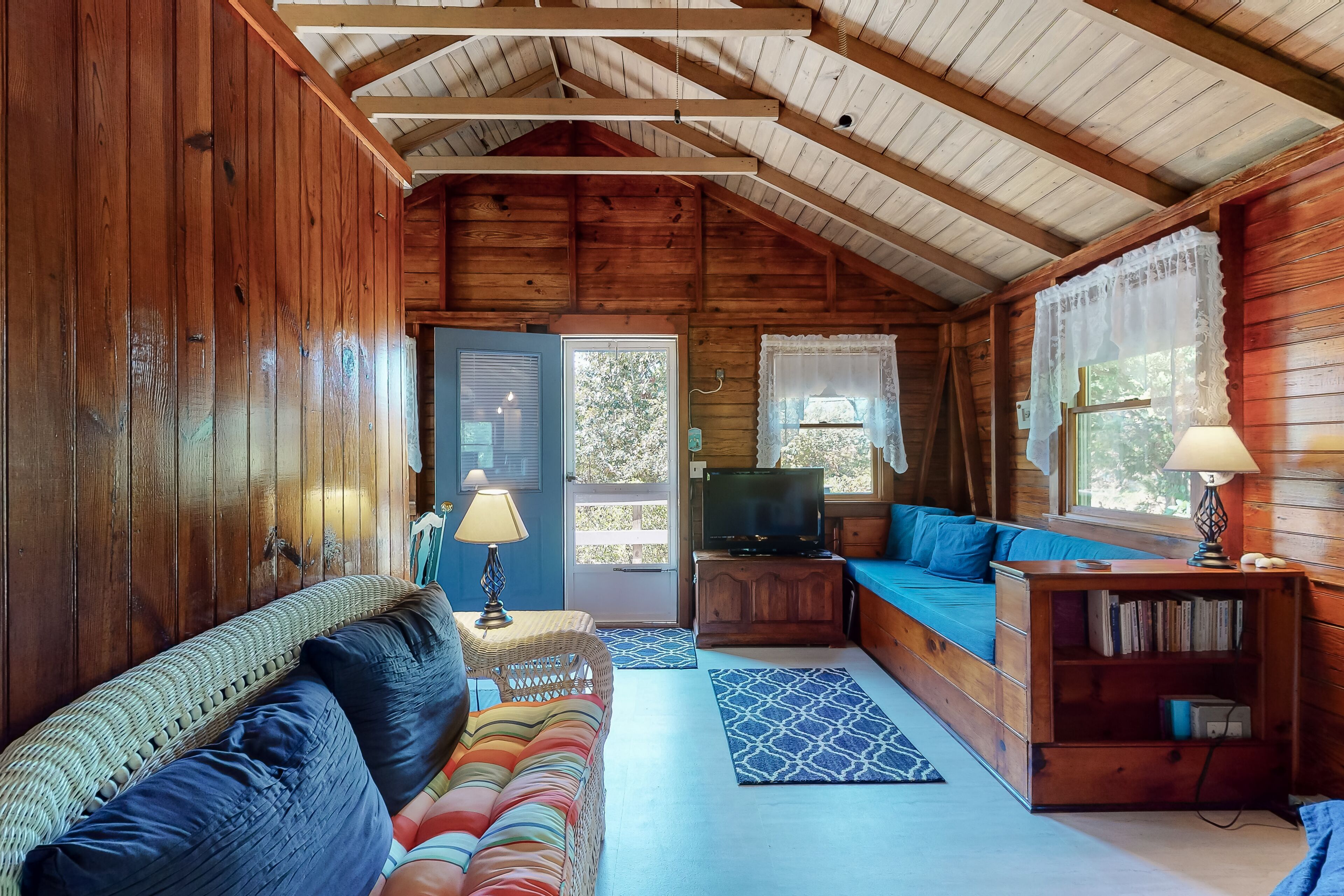 Cape cottage w/ a full kitchen & furnished deck - steps from private beach