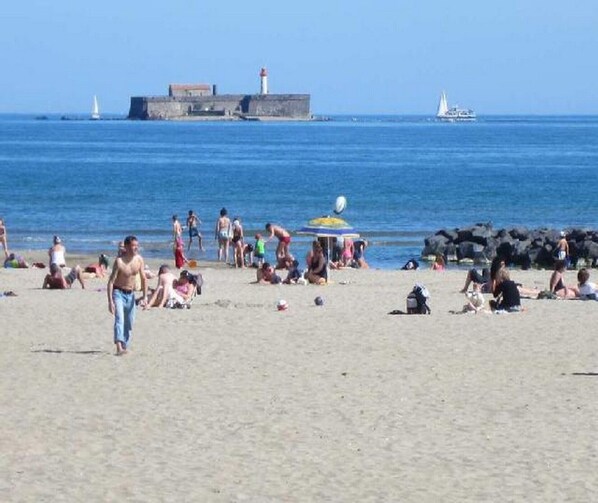 På stranden