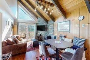 TV, fireplace - Beautifully updated townhome with a sauna (Mammoth Lakes)