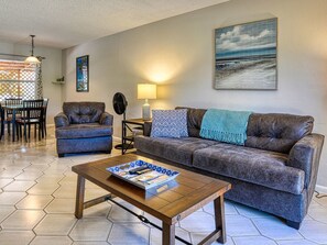 TV, DVD player - Enjoy a shared heated pool, terraces & shuffleboard - beach across the street (Pompano Beach)