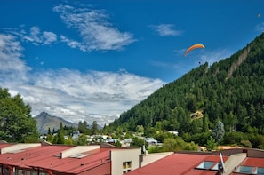 Eine gebirgige Landschaft mit Paragleitern.