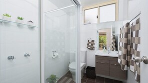 Shower - Shoal Court, 2/7 Lillian Street - fabulous location with water views (Shoal Bay)