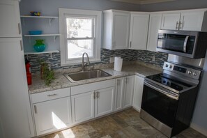 Frigorifero, microonde, forno, piano cottura