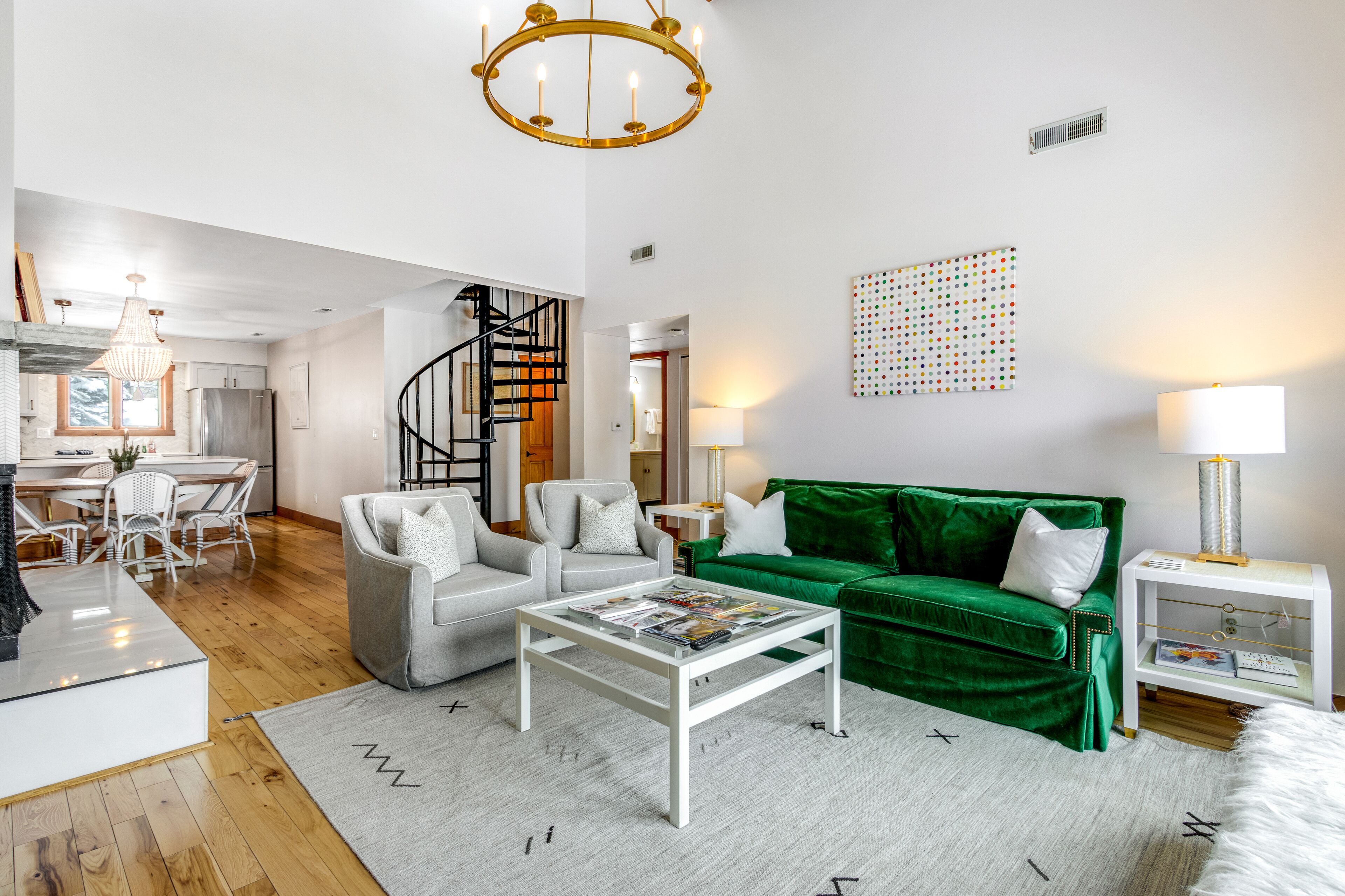 Chic mountain view condo with luxury finishes & WiFi - near skiing, on bus route