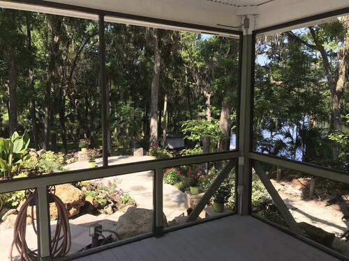 Welcome to the RiverView Lounge