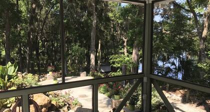 Welcome to the RiverView Lounge