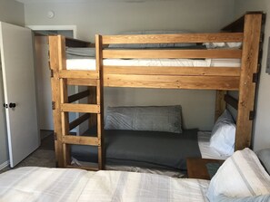 3 bedrooms, desk, iron/ironing board, free WiFi