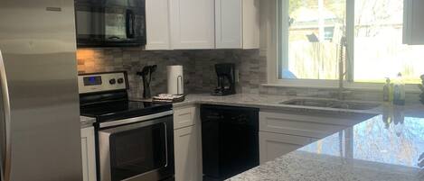 Frigorifero, microonde, forno, piano cottura