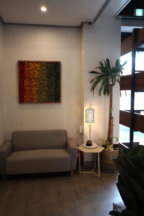 Lobby sitting area - Hotel R Gangneung (Gangneung)
