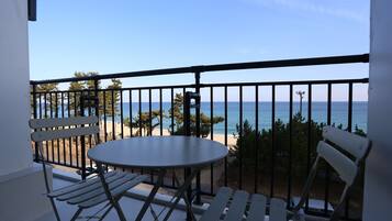 Quarto casal superior, terraço, vista para o oceano | Sacada