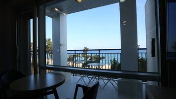 Quarto casal superior, terraço, vista para o oceano | Sacada