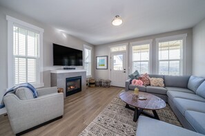 Smart TV, fireplace, video games, stereo - The Lakehouse at The Lookout at Lake Chelan (Chelan)