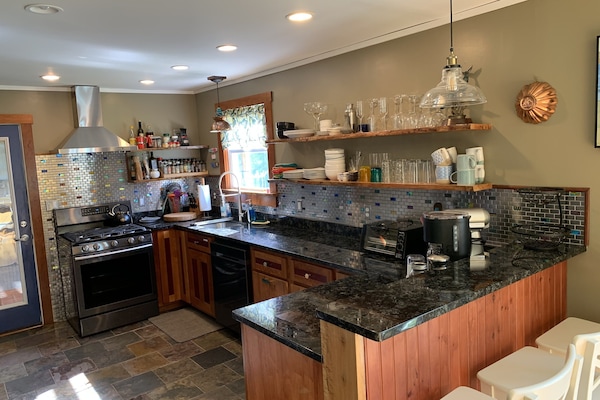 Een koelkast, een oven, een kookplaat, een vaatwasser