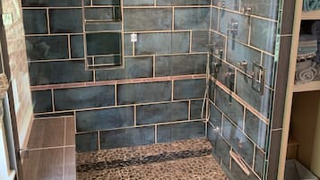 Douche, sĂšche-cheveux, serviettes fournies, savon