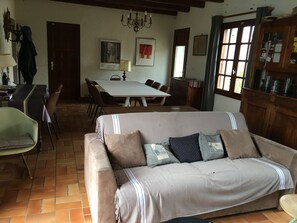 Televisie en een open haard