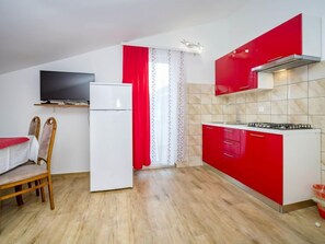 Fridge, cookware/dishes/utensils - Hilde Red by Interhome (Medulin)