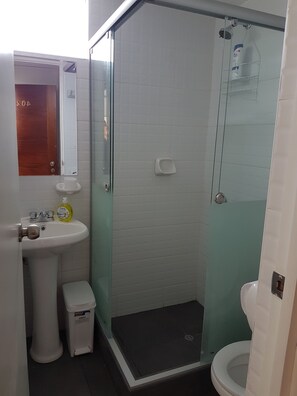 Sèche-cheveux, serviettes fournies, savon, shampoing