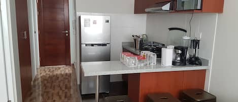 Frigorífico, microondas, horno y lavavajillas