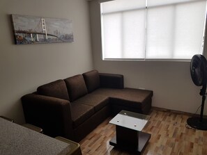 Fernseher, DVD-Player, Videothek, Stereoanlage