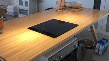 Een koelkast, een microgolfoven, een oven, een kookplaat