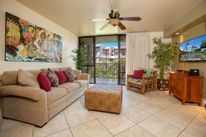 Télévision à écran plat, lecteur de DVD, baby-foot