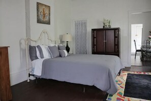 1 bedroom, desk, iron/ironing board, free WiFi