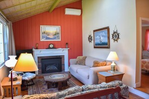 TV - Two bedroom sleeping 6 with air conditioning (Dennis Port)