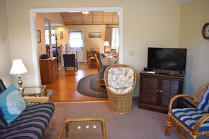 TV - Two bedroom sleeping 6 with air conditioning (Dennis Port)