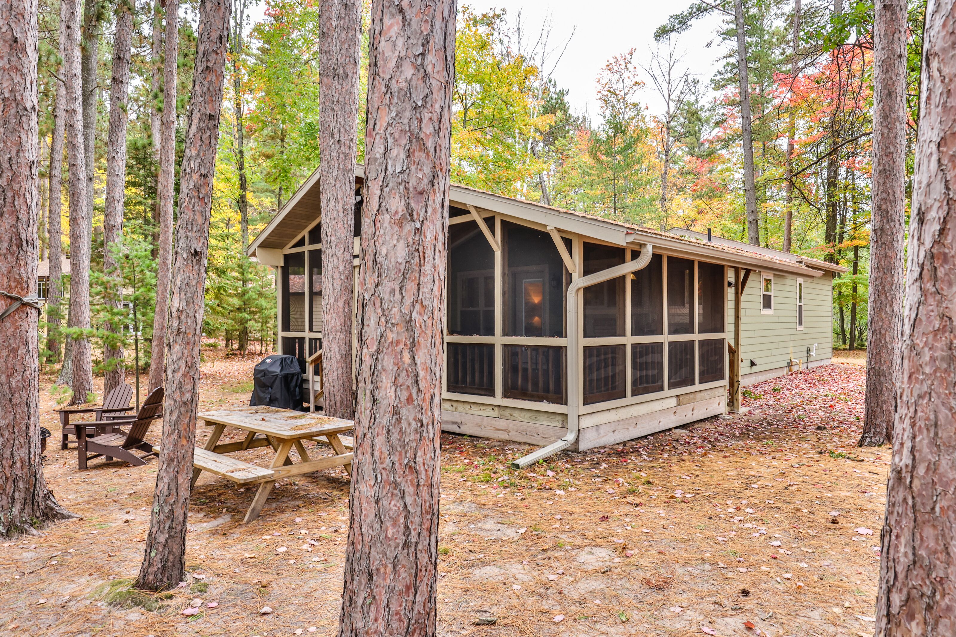 Pet Friendly Lakefront Cottage on Crystal Clear Private Meta Lake!