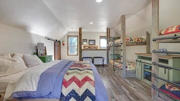 4 bedrooms, desk, iron/ironing board, WiFi