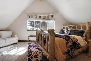 4 bedrooms, desk, iron/ironing board, WiFi - River front cabin surrounded by national forest with outdoor living space  (Fairfield)